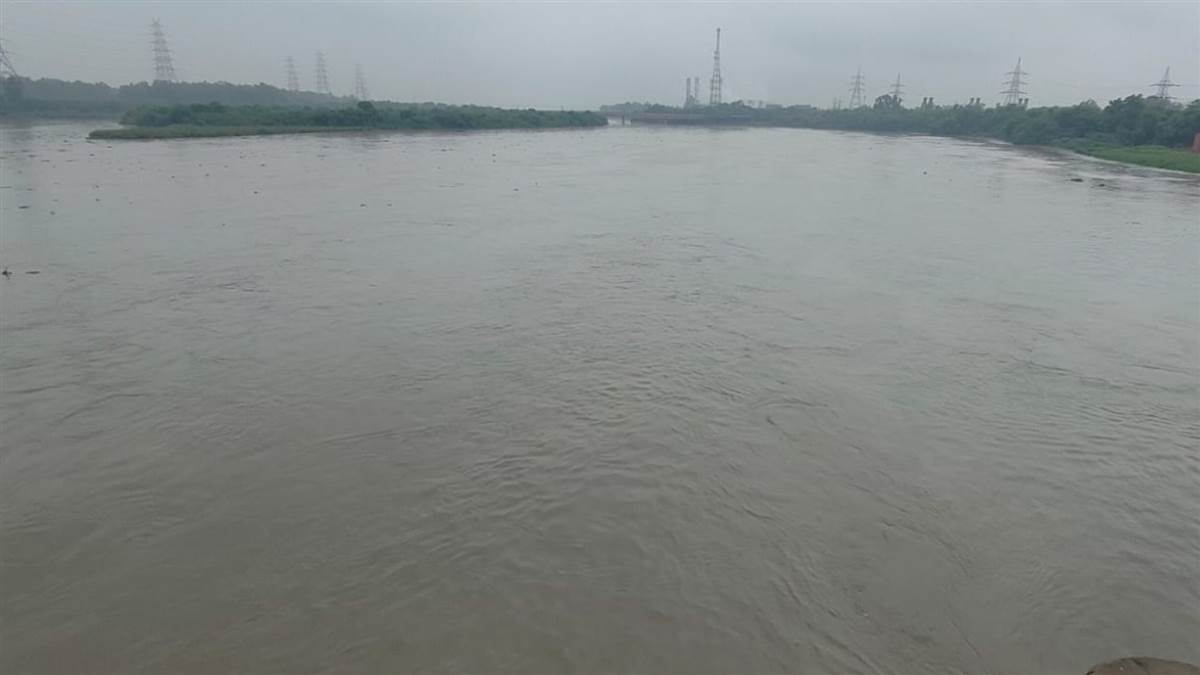 https://www.jagranimages.com/images/newimg/23072025/23_07_2025-yamuna_river_5_23991906.jpg