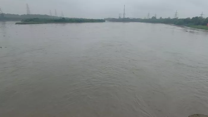 यमुना का पानी चेतावनी स्तर के करीब पहुंचा। जागरण