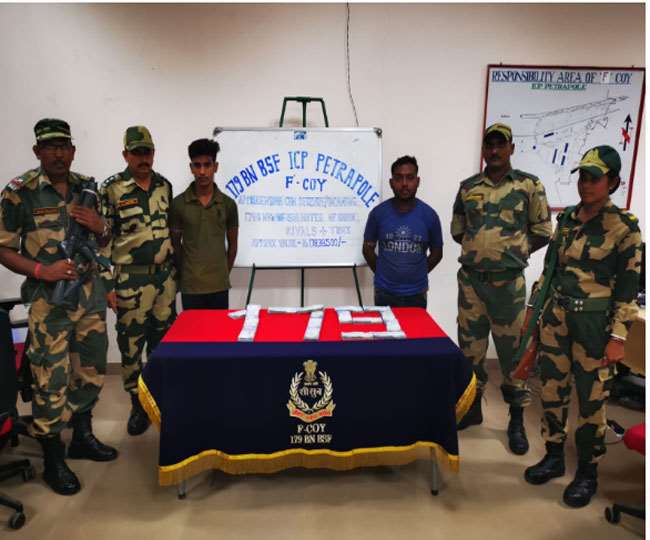 विदेशी मुद्रा के साथ गिरफ्तार दोनों तस्कर।