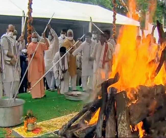 बाबू जी की याद में हर आंख नम हो गयी थीं।