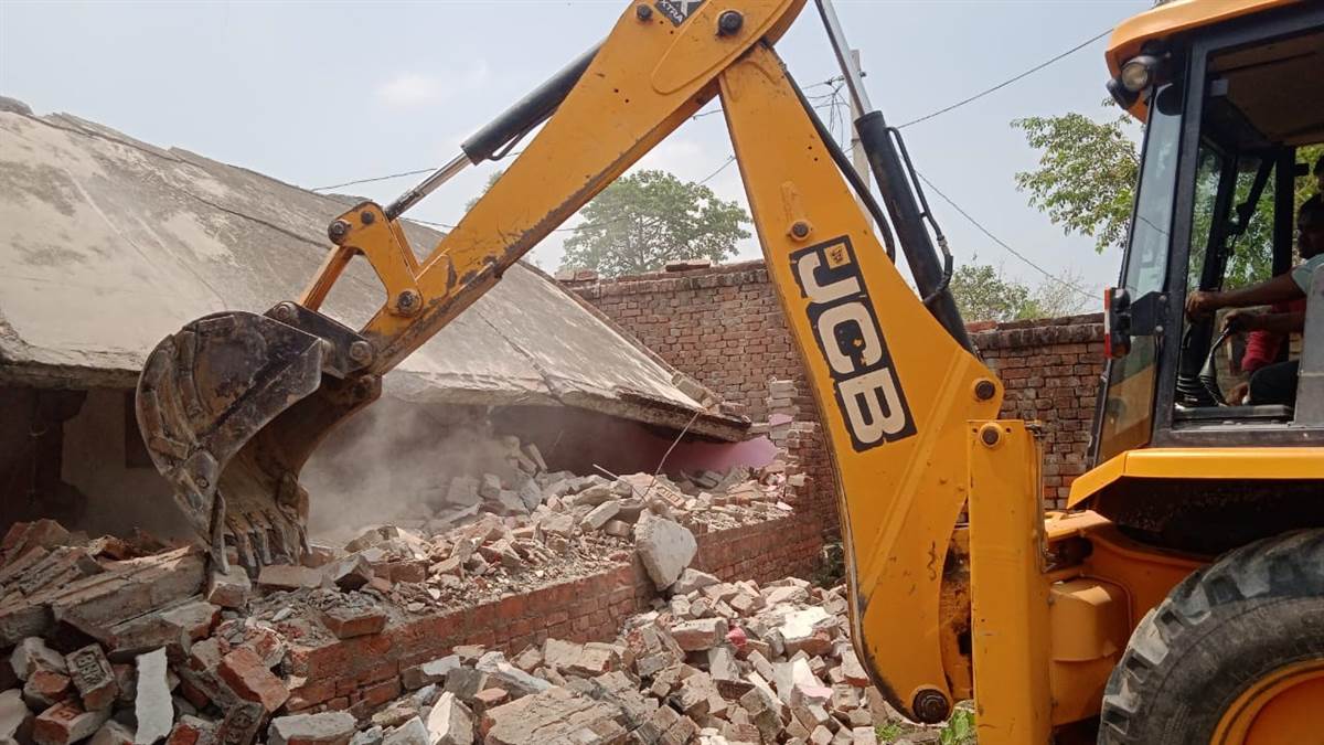 अतिक्रमण पर चला बुलडोजर चार मकान किए गए ध्वस्त - Bulldozer run on illegal  encroachment - Uttar Pradesh Bahraich General News