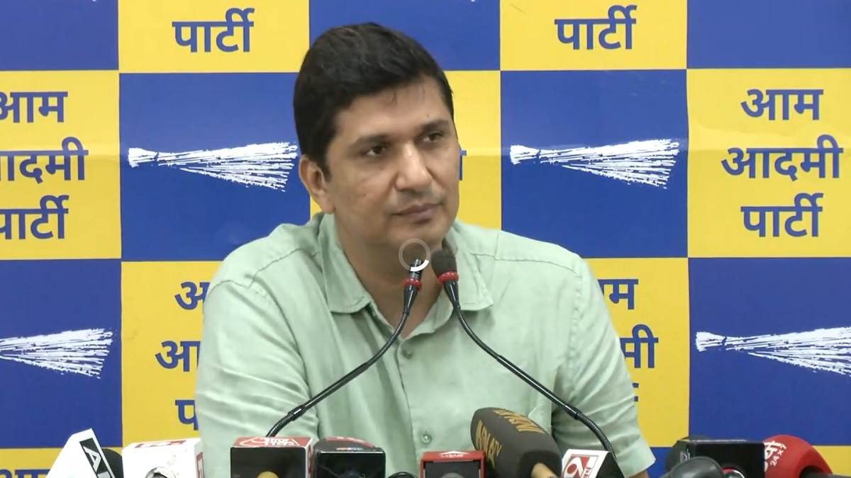 Aam Aadmi Party leader Saurabh Bharadwaj allegation on Bjp Offered five crores to our MLAs - Delhi Politics: आम आदमी पार्टी का भाजपा पर बड़ा आरोप, BJP ने हमारे विधायकों को ऑफर