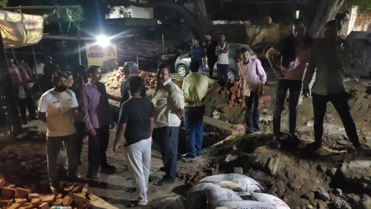 Aligarh News: नीलकंठेश्वर बगीची मन्दिर का रूकवाया निर्माण, जमकर हुआ ...