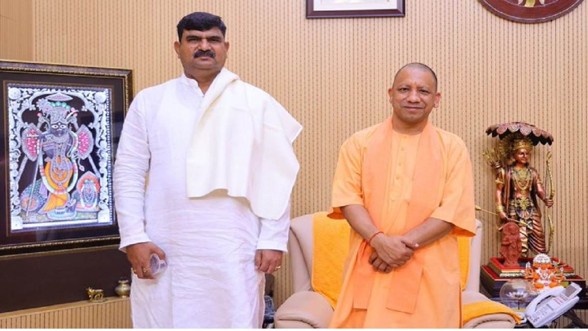 up bjp meeting bjp is rearing up for mission 2024 bjp newly appointed general secretary sanghatan dharampal singh met cm yogi adityanath