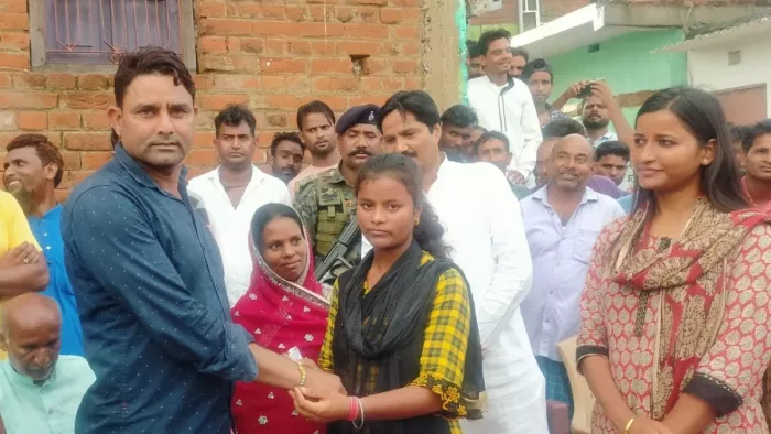 Hazaribagh News: आरोपित वसीम को राखी बांधती पीड़िता व विधायक अंबा प्रसाद।