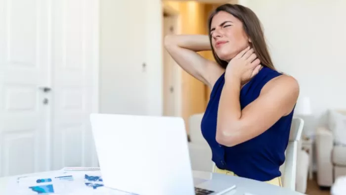 Cervical Spondylosis: गलतियां जो बना सकती हैं सर्वाइकल स्पोंडिलोसिस का शिकार