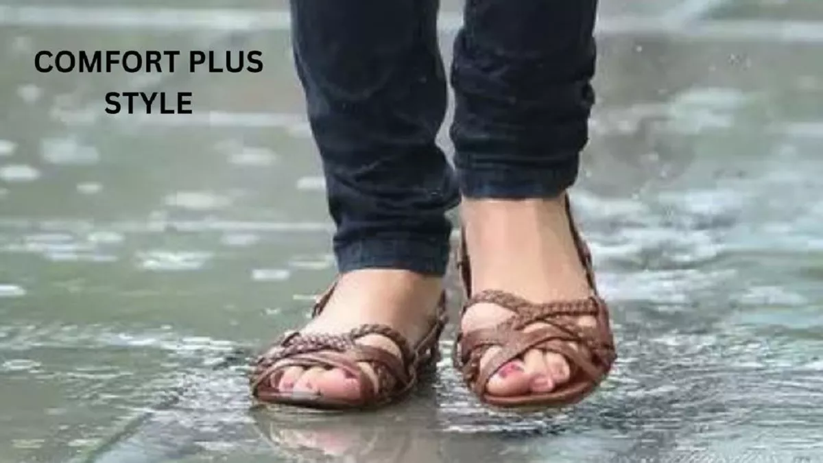 बारिश में वॉकिंग से लेकर जॉगिंग तक के लिए हिट हैं ये Footwear For Ladies, पैरों को मिलता है स्टाइल के साथ आराम