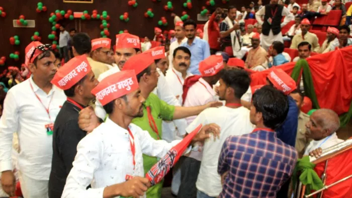 तीन सौ रुपये कहकर लाए, सौ रुपये दिए, महिलाओं का हंगामा