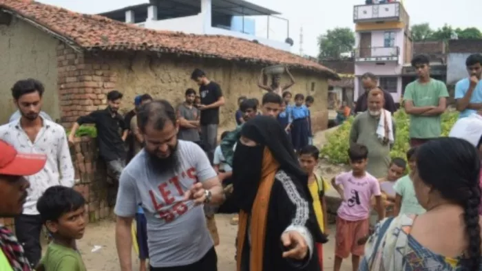 जहानाबाद में 11 महीने बाद विदेश से लौटा पति, घर के बाहर धरने पर बैठ गई पत्नी