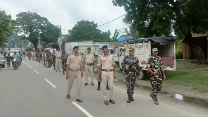 महावीरी झंडा जुलूस उपद्रव मामला: फ्लैग मार्च करते जवान