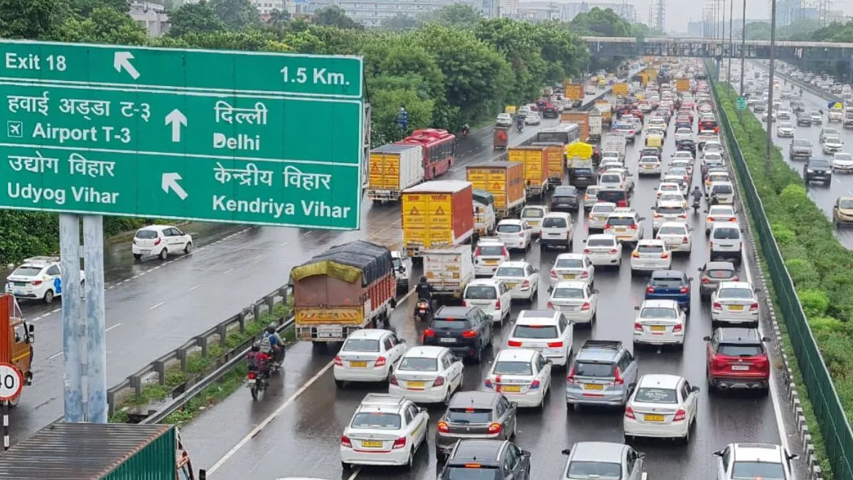 दिल्ली-गुरुग्राम एक्सप्रेस-वे पर बारिश से थम गए वाहनों के पहिए, सिरहौल बॉर्डर से सिग्नेचर टावर चौक तक लगा जाम