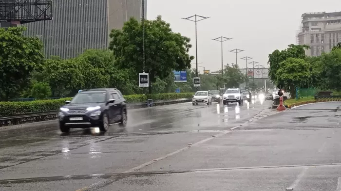 Ghaziabad Rains: गाजियाबाद में सुबह से रुक-रुक कर हो रही बारिश