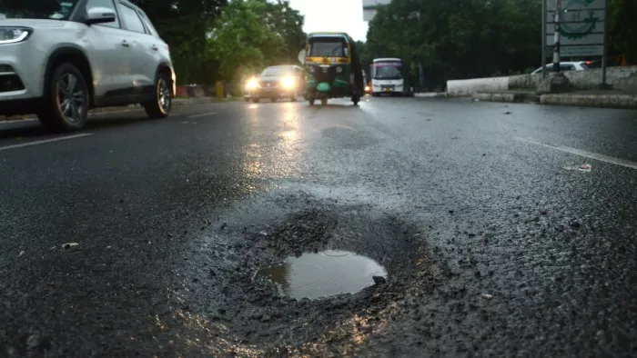 Greater Noida: पांच करोड़ से बनी सड़क पर एक माह में पड़ गए गड्ढे, झांकने लगा भ्रष्टाचार