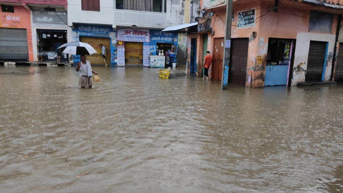 Weather Update: शामली में झमाझम बारिश ने दी उमस से राहत, तापमान भी गिरा, शहर की सड़कों पर पानी ही पानी - weather update shamli heavy rain in city