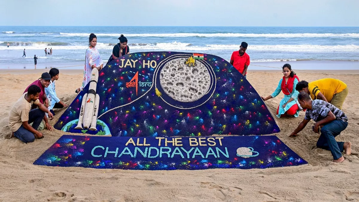 Chandrayaan-3: सैंड आर्टिस्ट सुदर्शन पटनायक की टीम ने रेत पर बनाया चंद्रयान 3, इसरो को दी बधाई