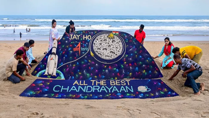 Chandrayaan-3: सैंड आर्टिस्ट सुदर्शन पटनायक की टीम ने रेत पर बनाया चंद्रयान 3 (फोटो एएनआई)