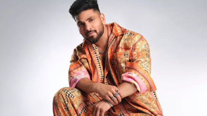 khatron ke khiladi 13- शिव ठाकरे ने की समुद्र के पास सफाई । Photo- Instagram