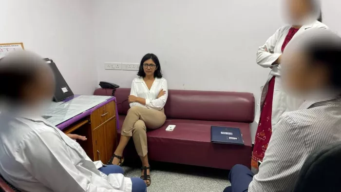 स्वाति मालीवाल से अस्पताल में मिलने पहुंची थी