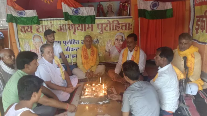 गढ़पुरा बाजार स्थित गायत्री मंदिर में चंद्रयान-3 की सफलता के लिए चल रही पूजा। फोटो- जागरण