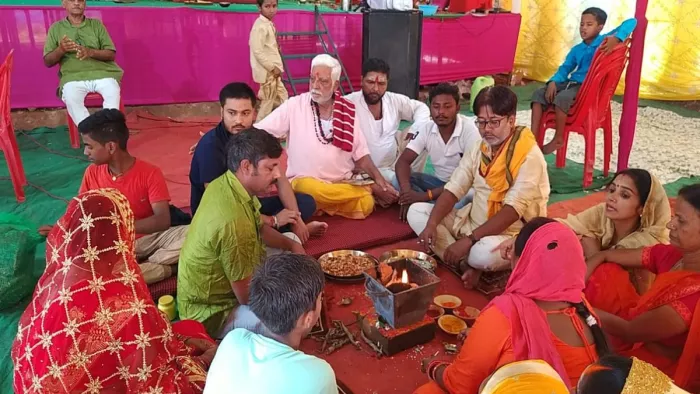 शेखपुरा में हवन करते लोग। फोटो- जागरण