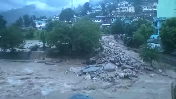 Uttarakhand Weather: उत्तराखंड के कई जिलों में भारी वर्षा की चेतावनी; चंपावत, नैनीताल व बागेश्वर में स्कूल बंद