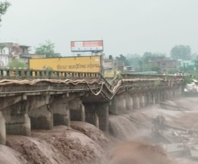 https://www.jagranimages.com/images/newimg/23082023/himachal%20rain_%20(2).jpg