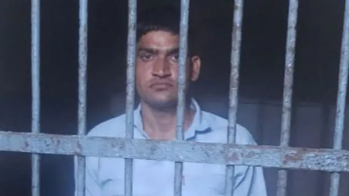 शहगंज में साकेत विद्यापीठ इंटर कालेज में पकड़ा गया फर्जी अभ्यर्थी विवेक उर्फ विमल कुमार। सौजन्य पुलिस