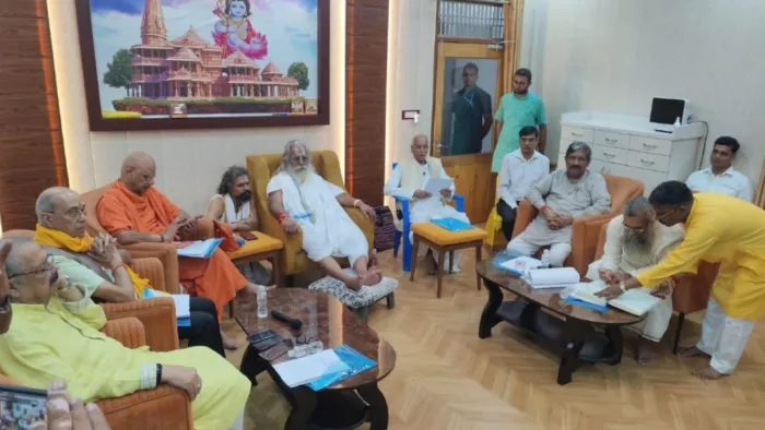 श्रीरामजन्मभूमि तीर्थक्षेत्र ट्रस्ट की बैठक में मौजूद ट्रस्ट अध्यक्ष महंत नृत्यगोपाल दास एवं अन्य।