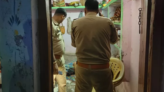 सूचना पर मौके पर पहुंचकर जांच करती पुलिस।