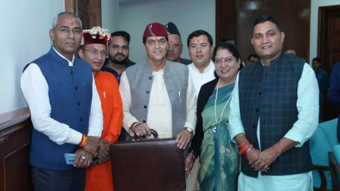 सत्र के दूसरे दिन गुरुवार को सदन में अनुपूरक बजट पेश करने जाते वित्त मंत्री प्रेमचंद अग्रवाल। साभार- सूवि
