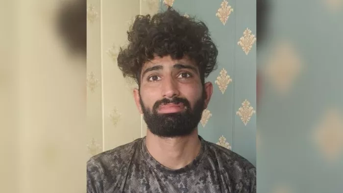 इलेक्ट्रानिक उपकरण के साथ पकड़ा गया हरियाणा के भिवानी निवासी योगेश। जागरण