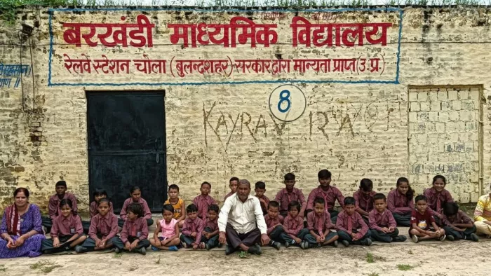 प्रधानाचार्य ने सीएम योगी को पत्र भेज कार्रवाई की मांग की है।