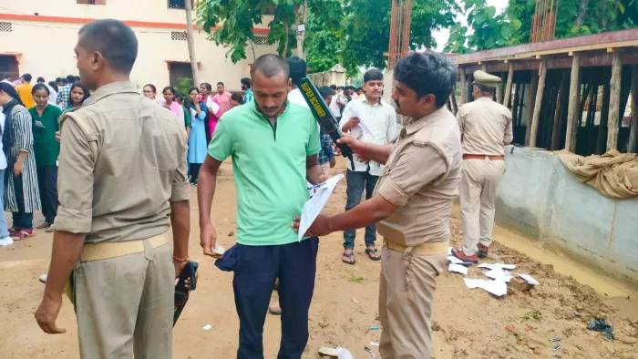 गोरखपुर परीक्षा से पहले जांच करती पुलिस। जागरण