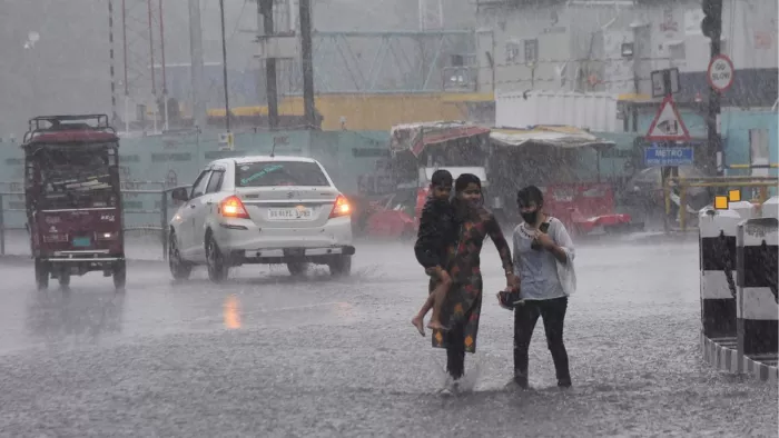 यूपी के कई जिलों में बारिश का इंतजार चल रहा है। जागरण