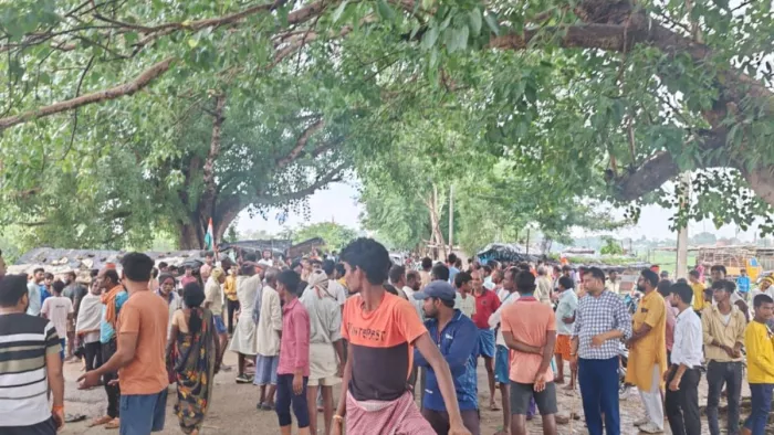 बड्डी थाना पर प्रदर्शन कर रहे ग्रामीण
