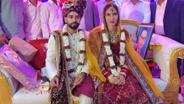 विवाह के बंधन में बंधे शुभांकर व नीना सेलादा। सौ. परिजन