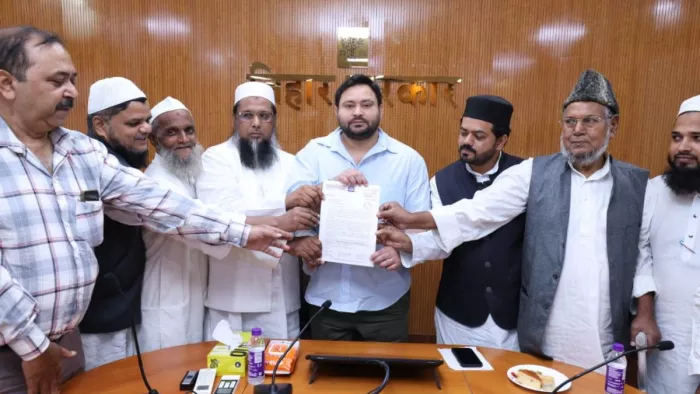 वक्फ संशोधन बिल के संबंध में नेता प्रतिपक्ष तेजस्वी यादव से लोगों ने की मुलाकात।