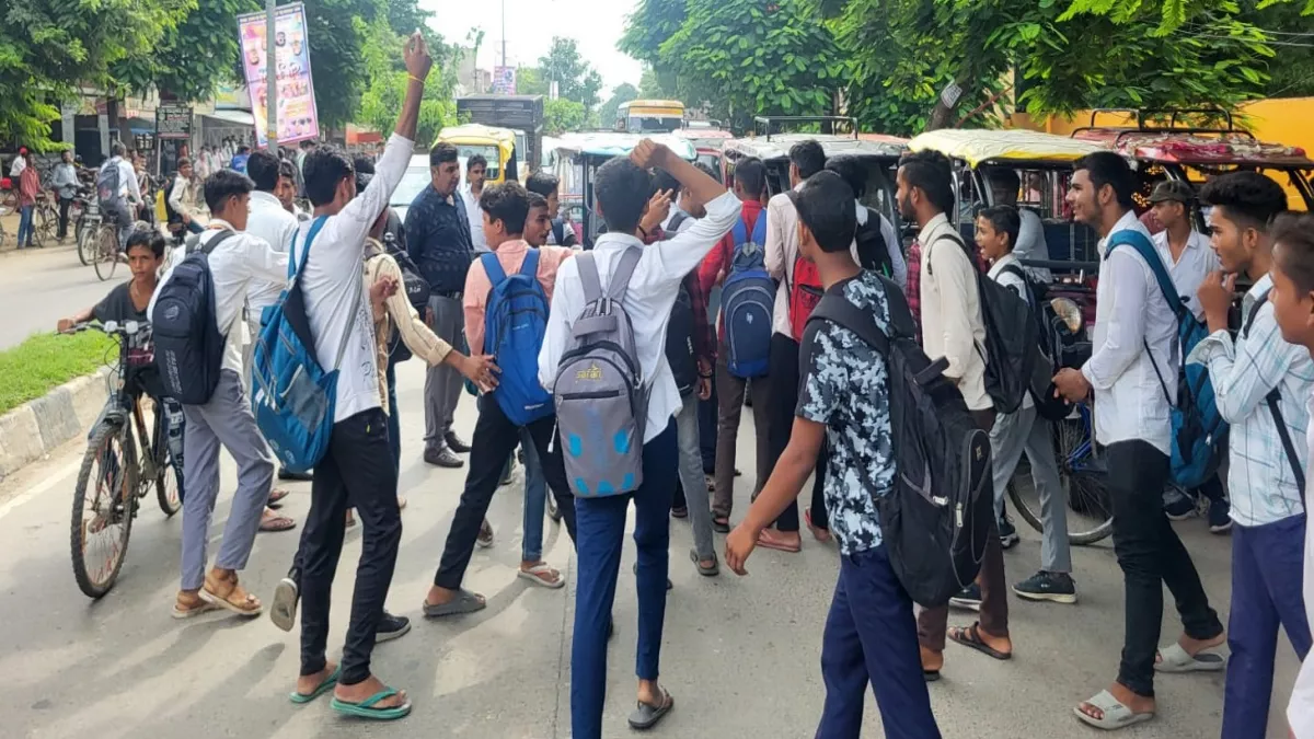 Gonda News: यूनीफॉर्म पहनने की सख्ती पर छात्रों ने हाईवे पर किया प्रदर्शन, आवागमन बाधित
