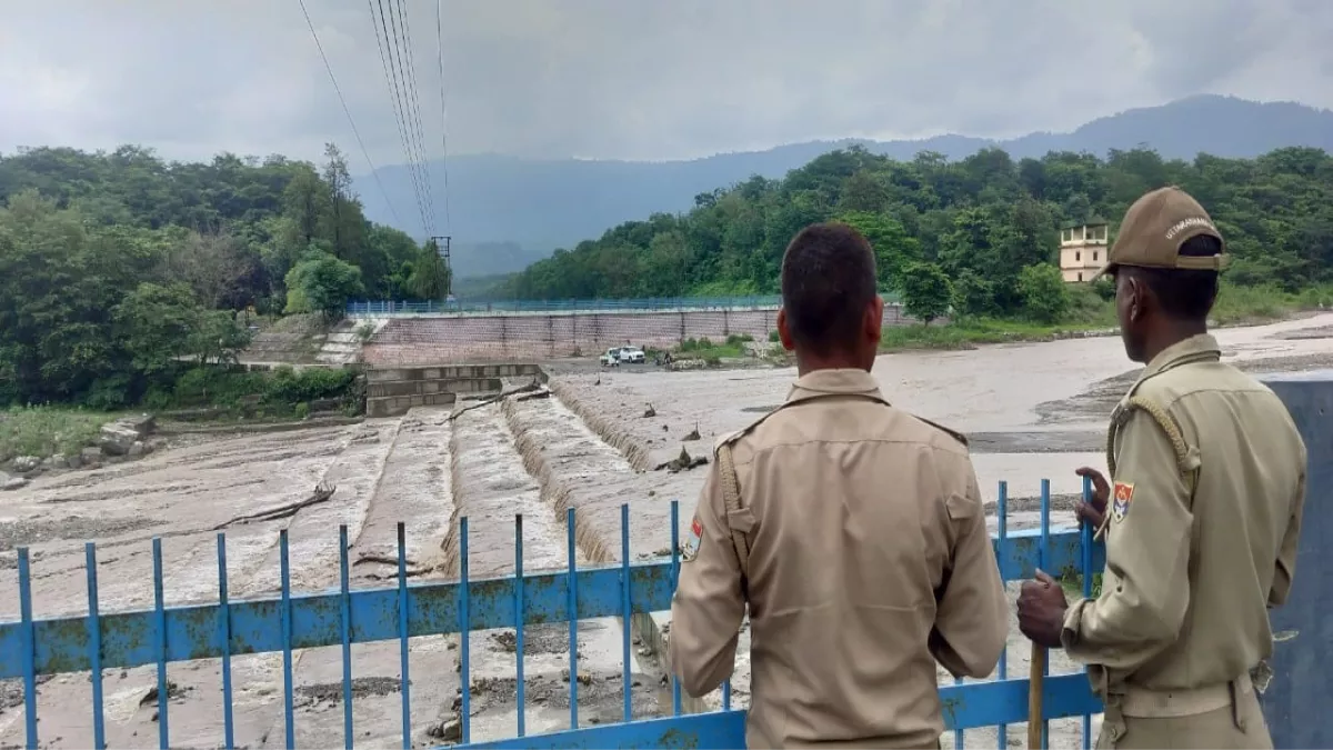 उत्‍तराखंड में पहाड़ों पर जोरदार बारिश, नदियां फिर उफान पर; ऋषिकेश में गंगा चेतावनी निशान के पार