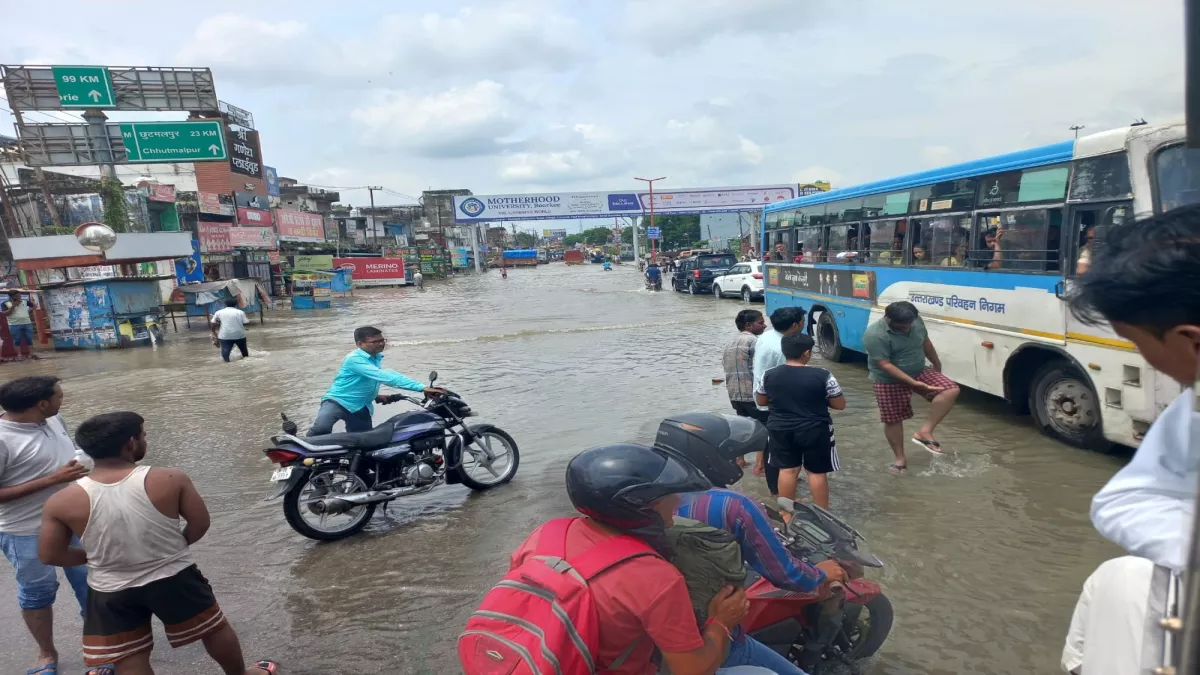 Uttarakhand Rains: रुड़की शहर हुआ पानी-पानी, आठ घंटे घरों में कैद हुए लोग