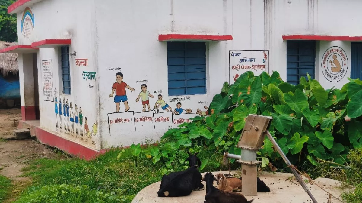 आंगनबाड़ी केंद्रों में नल-जल और चापाकल ठप, दूसरे जगह से पानी लाकर बनता है पोषाहार , शौच के लिए बच्चे जाते हैं घर