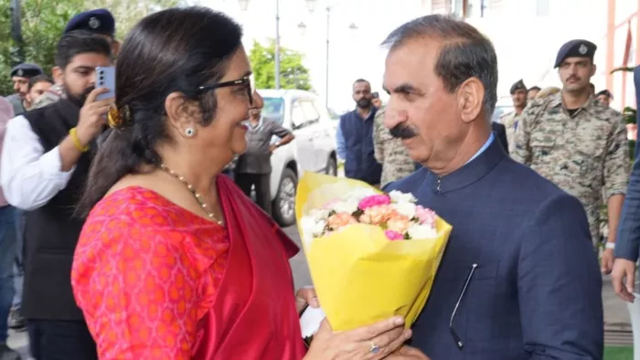शिमला में कांग्रेस प्रभारी रजनी पाटिल का स्वागत करते मुख्यमंत्री सुखविंदर सिंह सुक्खू।जागरण