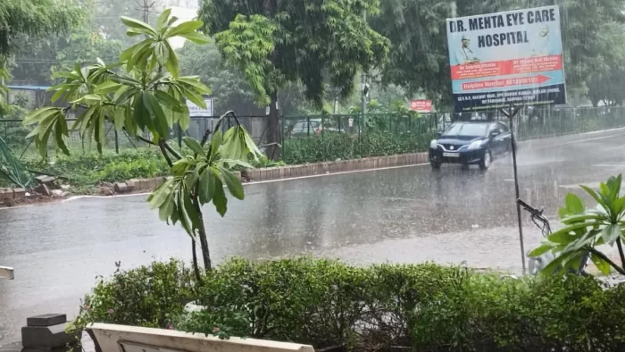 दिल्ली में बदला मौसम हल्की बारिश से तापमान में गिरावट, वायु गुणवत्ता में सुधार। फाइल फोटो