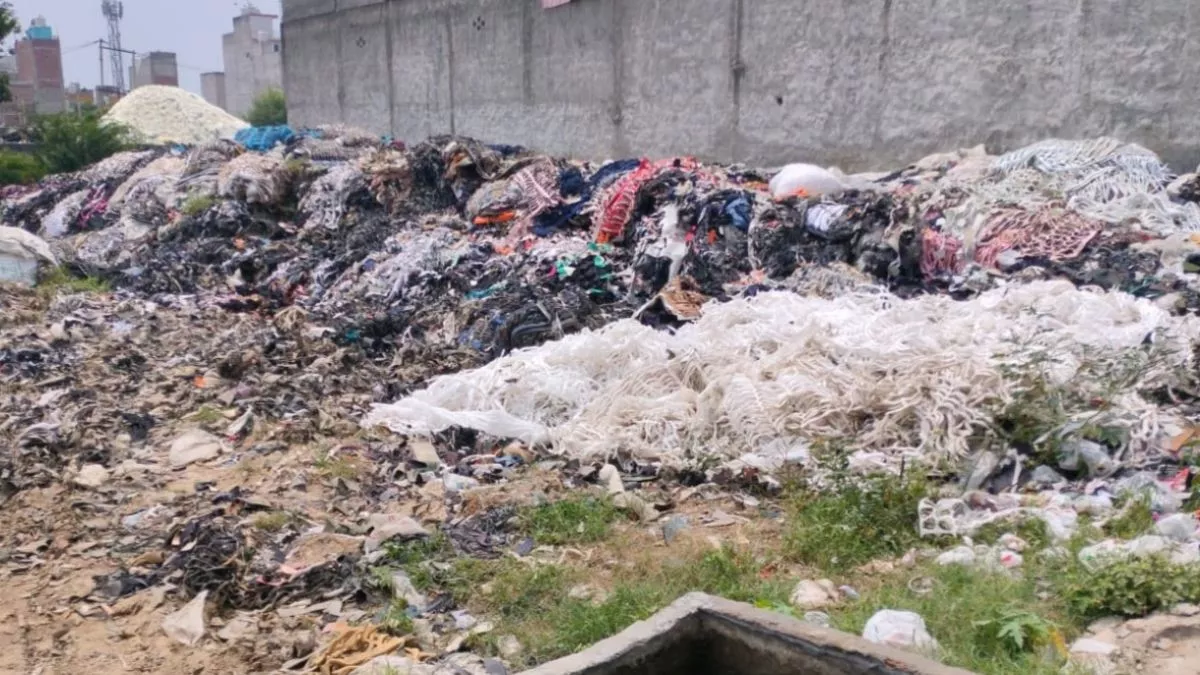 NCR में यहां पर अवैध तरीके से डाला जा रहा था प्लास्टिक और कचरा, अधिकारियों ने थमाए नोटिस