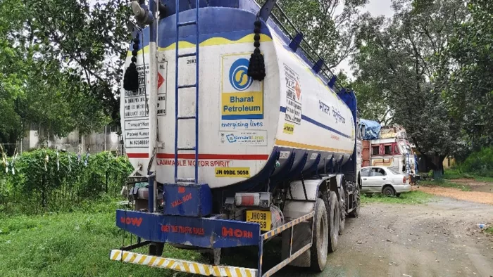 बरियारपुर में तेल कटिंग अड्डे पर प्रशासन का चला चाबुक।
