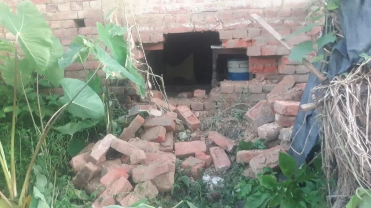 सिद्धार्थनगर में दीवार काटकर चोरों ने उड़ाए ढाई लाख के जेवर व नकदी, छत पर ही सो रहा था परिवार