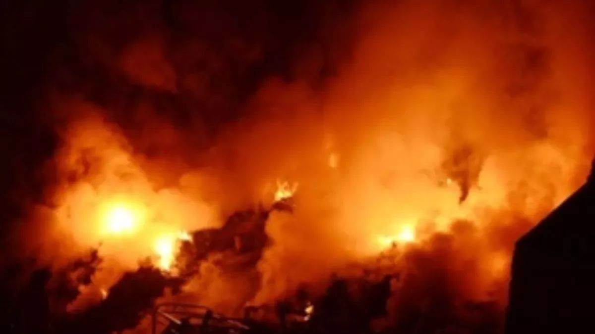 https://www.jagranimages.com/images/newimg/23082025/23_08_2025-fire_24022280_122356997.jpg