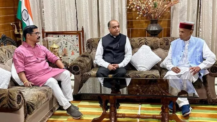 हमीरपुर के समीरपुर में पूर्व सीएम प्रेम कुमार धूमल से मुलाकात के दौरान नेता प्रतिपक्ष जयराम ठाकुर व सिद्धार्थन सिंह।