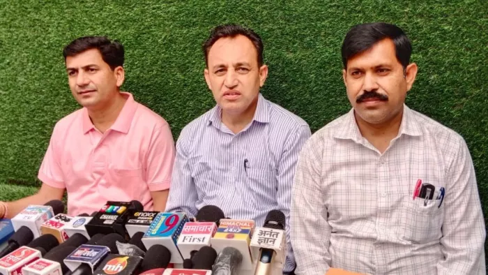 शिमला में शनिवार को पत्रकारों से बातचीत करते हिमाचल प्रदेश राजकीय अध्यापक संघ के पदाधिकारी। जागरण