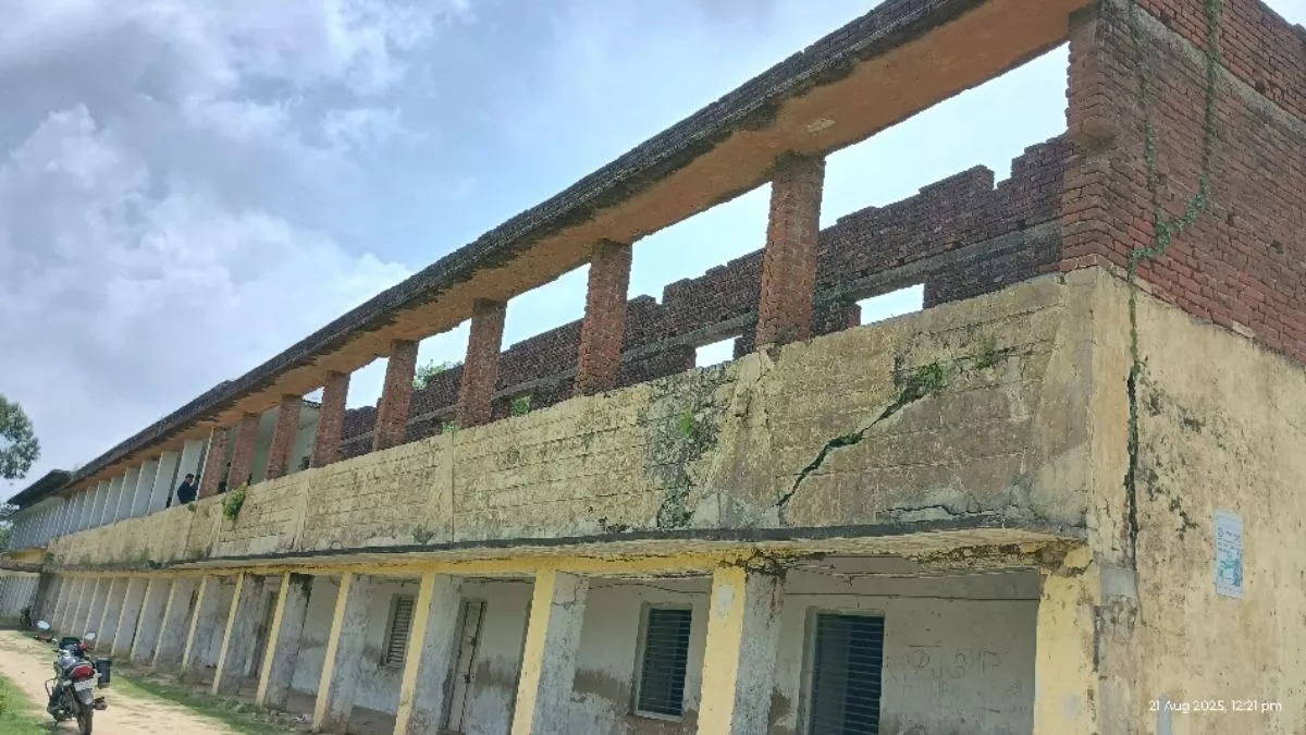 Madhubani News: नामांकन 6 हजार लेकिन पढ़ने आते हैं सिर्फ 60 छात्र, प्रैक्टिकल के लिए दूसरे कॉलेज से आते हैं प्रोफेसर